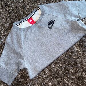 Nike women’s short sleeve warm Gray Sweatshirt size small